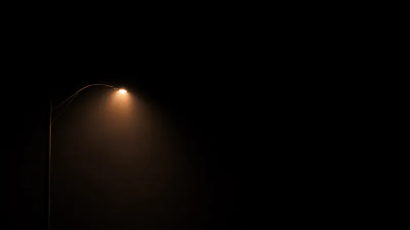 Foggy Glow AMOLED Streetlight Wallpaper wallpaper preview